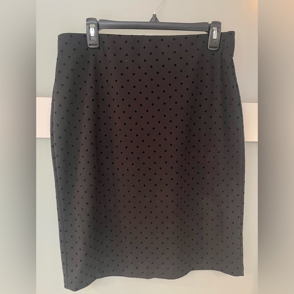 Old Navy size Medium Tall black dot pull on pencil skirt